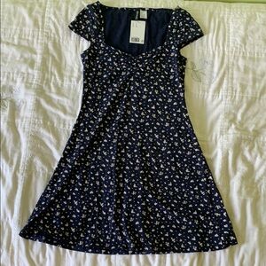 Navy blue H&M floral mini dress. short sleeves, sweetheart neckline. Small, NWT